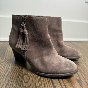 Vionic Madeline Suede Tassel Zipper Block Heel Ankle Boots in Taupe Gray size 7